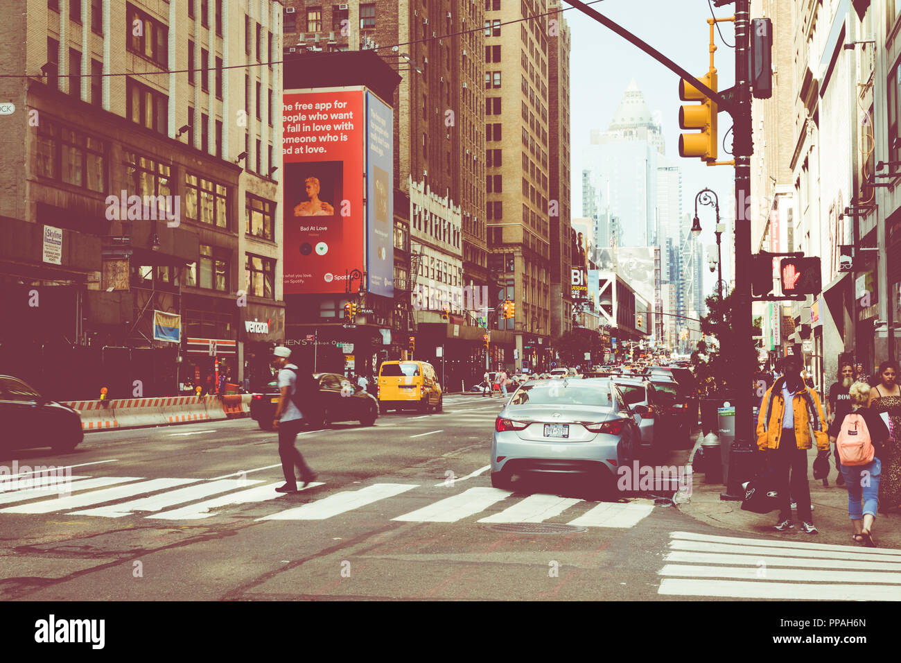 NEW YORK - 2 septembre 2018 : New York City street road à Manhattan à l'heure d'été, beaucoup de voitures, les taxis jaunes et les personnes occupées au travail à pied. Banque D'Images