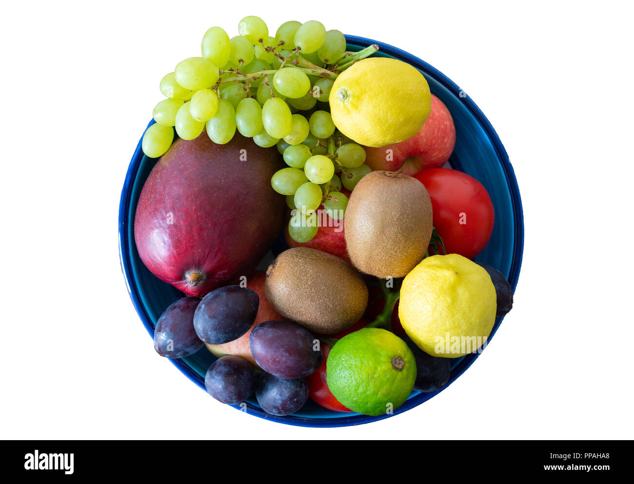 Vue de dessus de la poterie bol rempli de fruits frais isolated on white Banque D'Images