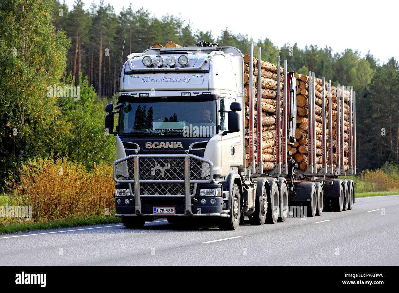 SALO, FINLANDE - le 21 septembre 2018 : Scania grumier de Mauri Virtanen Oy  transports chargement de grumes en pin sur l'autoroute de l'automne dans le  sud de la Finlande Photo Stock - Alamy