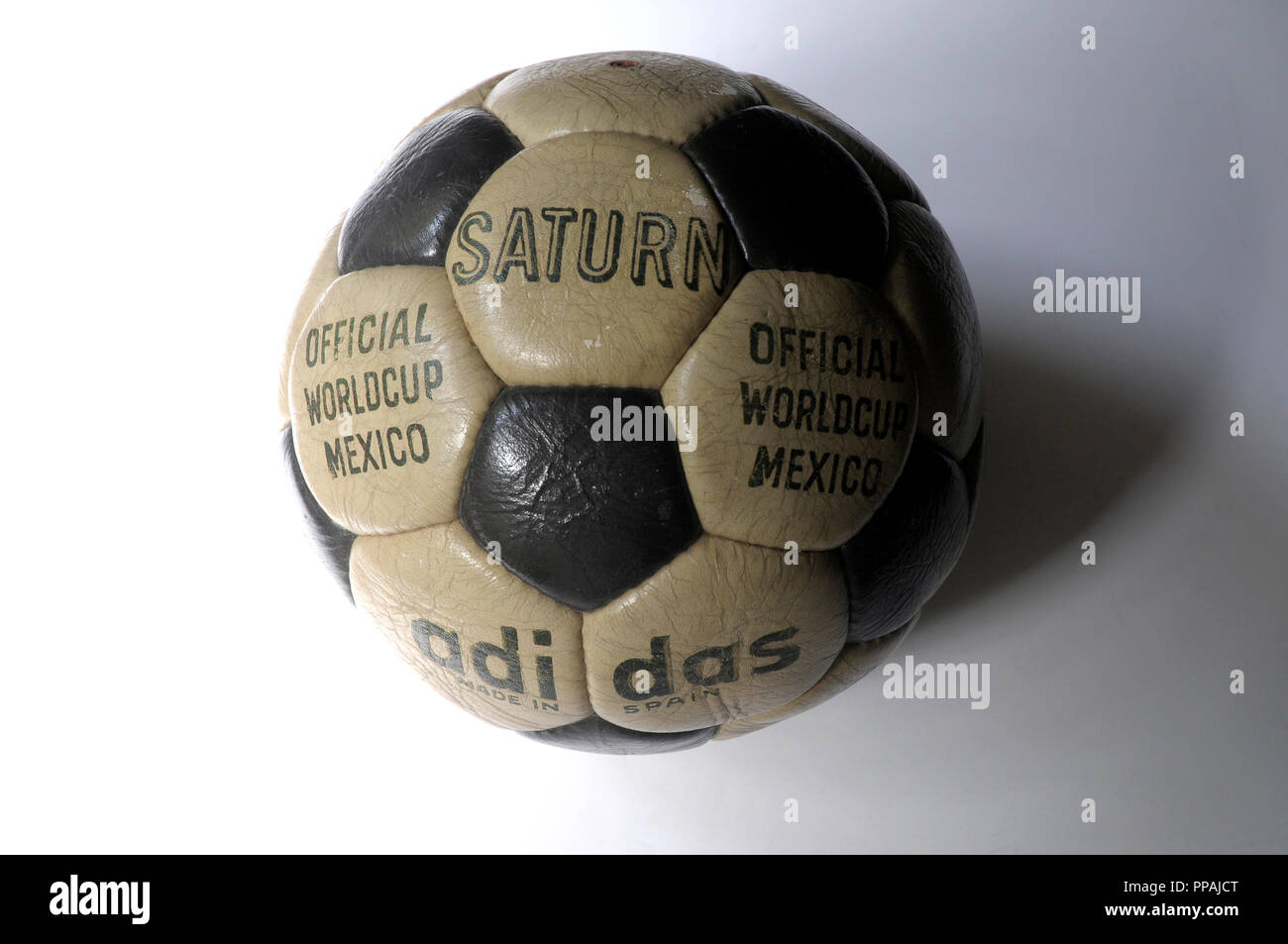 Adidas ballon de football en cuir vintage. Fabriqué en Espagne, SATURNE Worldcup officiel au Mexique. Ballon de football, pelote basque de futbol Banque D'Images