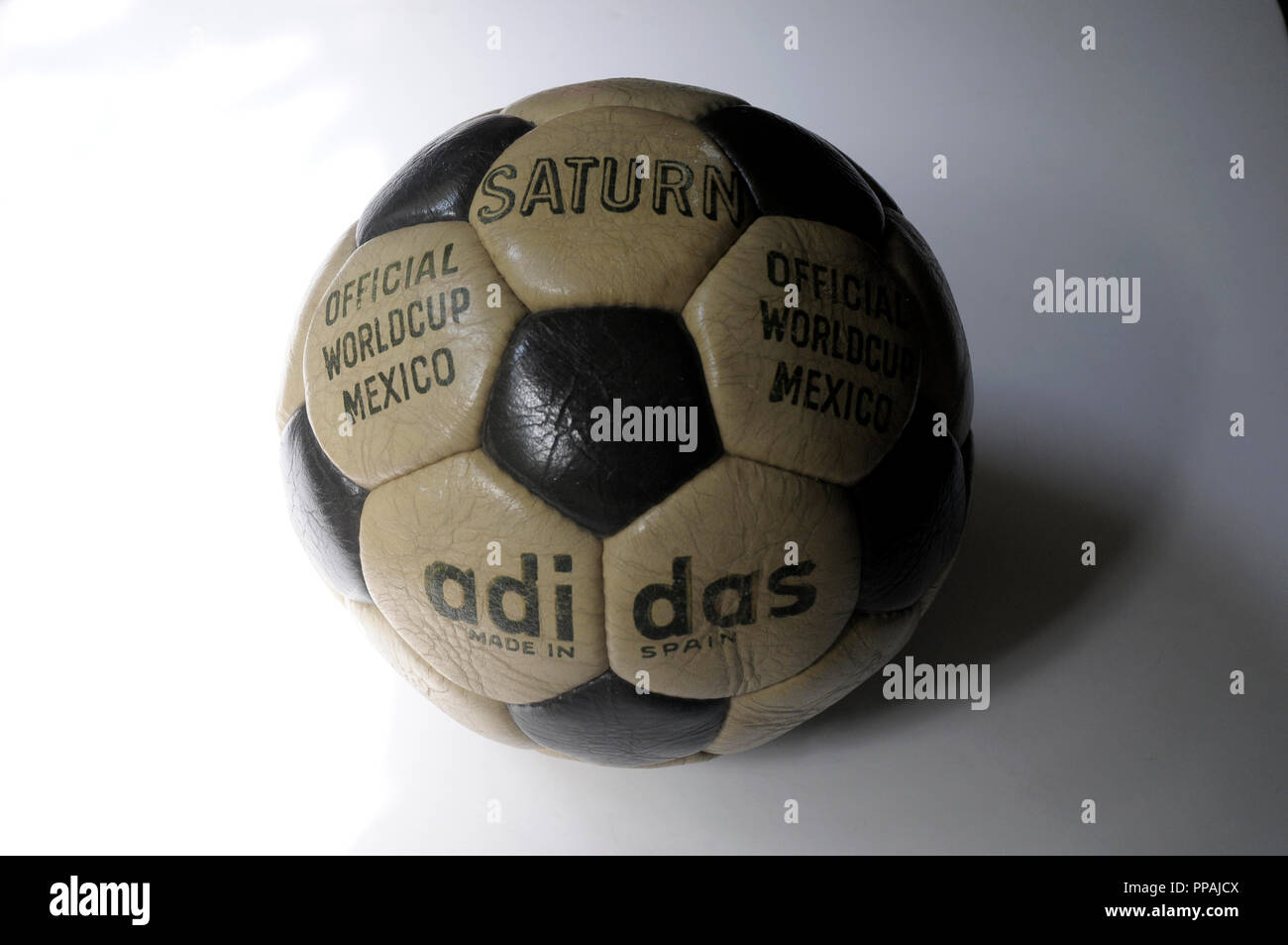 LVintage, cuir ballon de soccer, Adidas, fabriqué en Espagne, SATURNE, Mexique, FOOTBALL Worldcup officiel ballon, pelote basque de futbol Banque D'Images