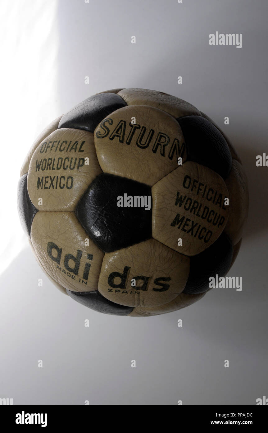 Adidas ballon de football en cuir vintage. Fabriqué en Espagne, SATURNE Worldcup officiel au Mexique. Ballon de football, pelote basque de futbol Banque D'Images