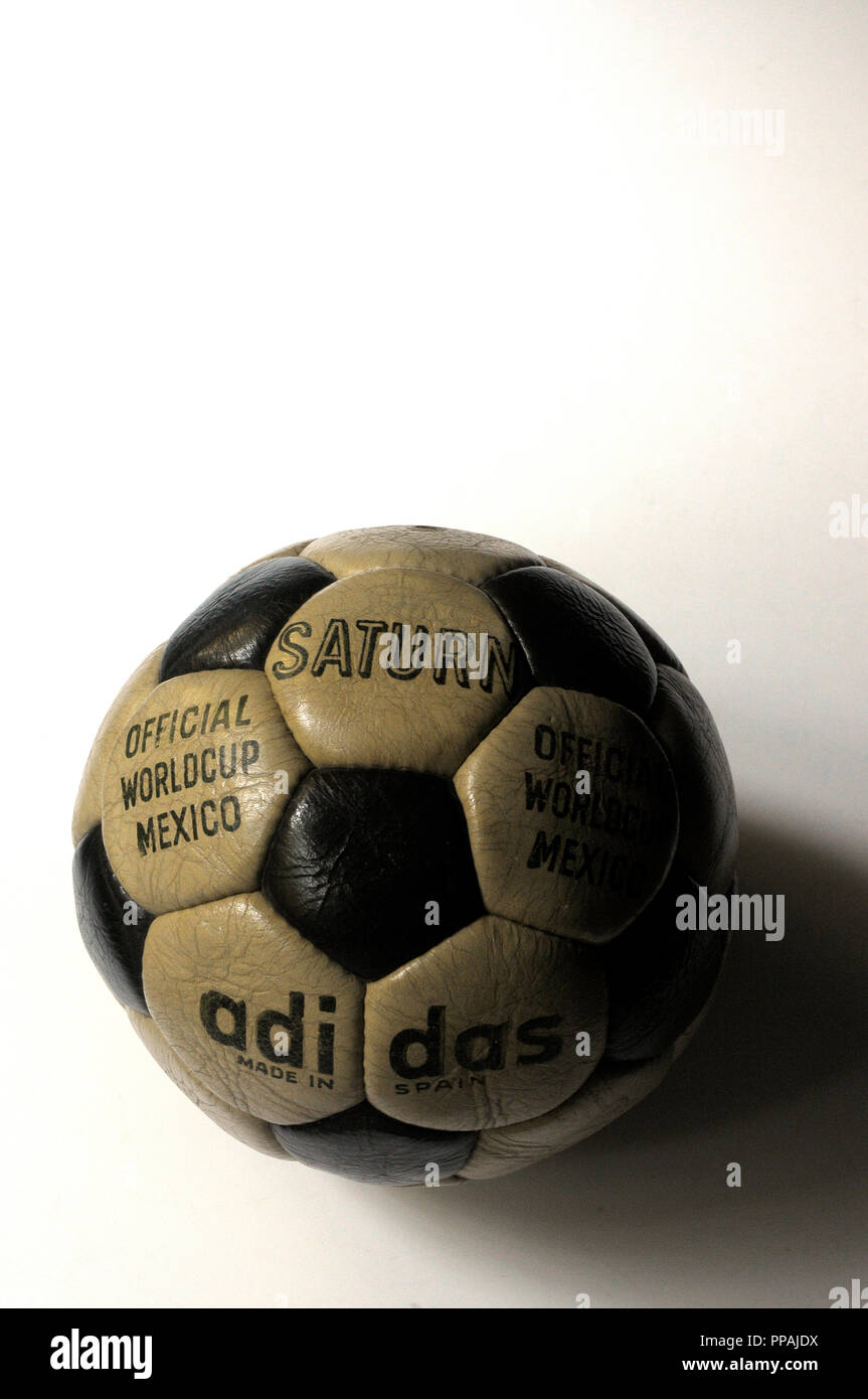 Adidas ballon de football en cuir vintage. Fabriqué en Espagne, SATURNE Worldcup officiel au Mexique. Ballon de football, pelote basque de futbol Banque D'Images