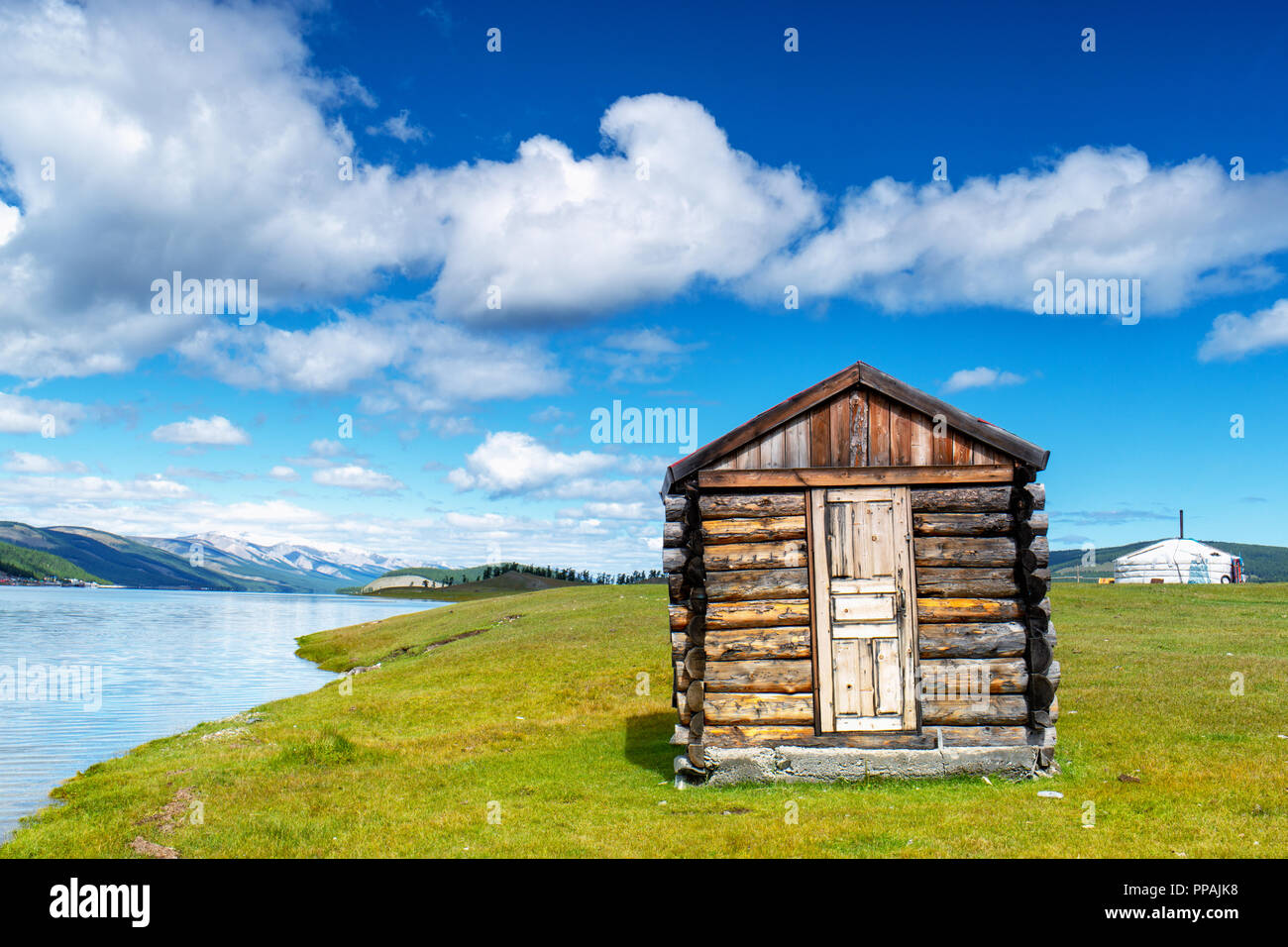 Petite hutte et d'un engrenage au lac Khövsgöl shore, Khatgal, Mongolie Banque D'Images