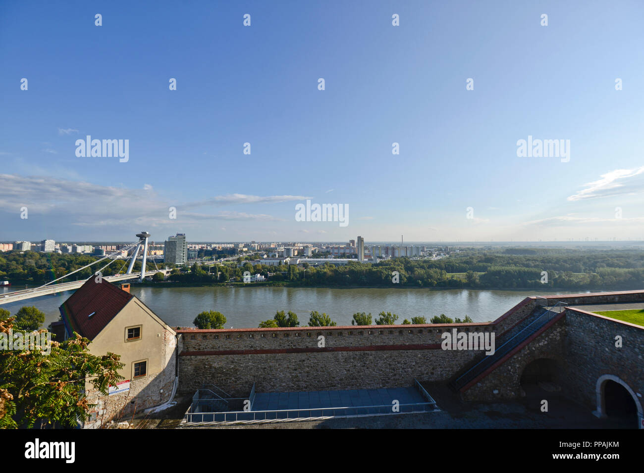 Petržalka District et la plupart des SNP, vue depuis le château de Bratislava, Slovaquie Banque D'Images