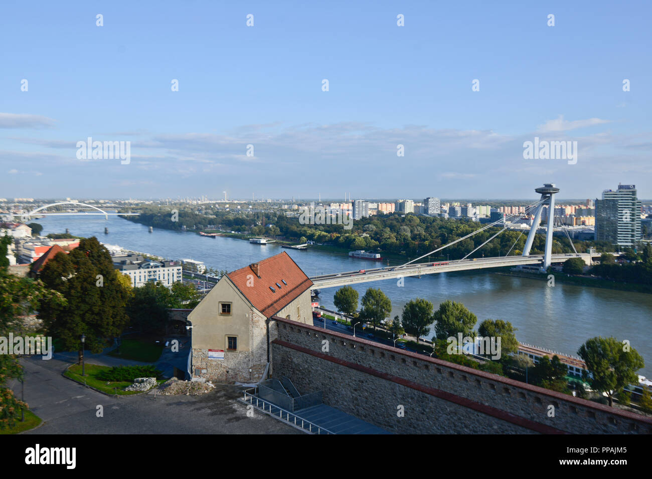 Petržalka District et la plupart des SNP, vue depuis le château de Bratislava, Slovaquie Banque D'Images