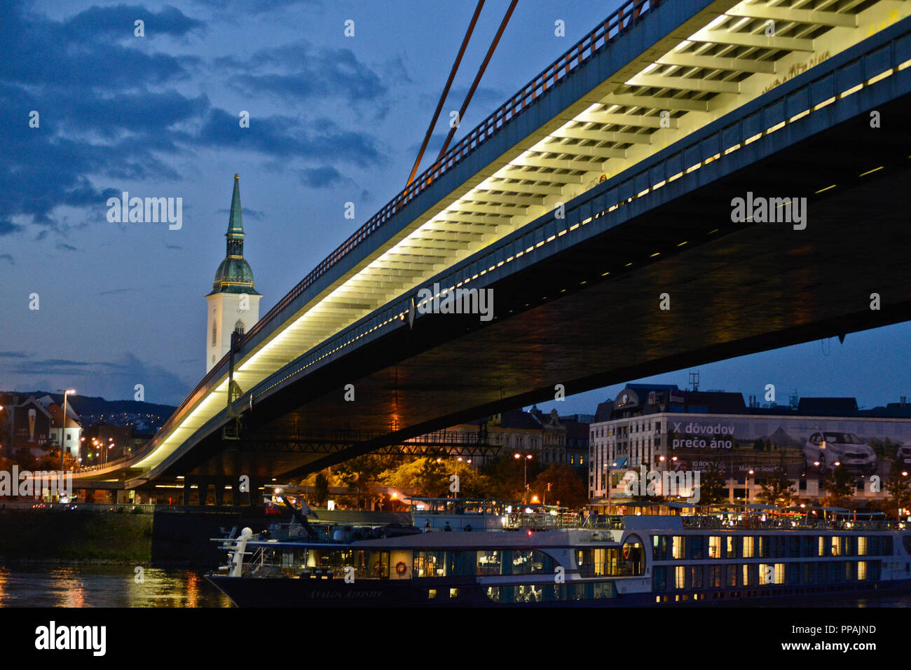 La plupart des SNP (Pont du Soulèvement national slovaque) sur le Danube, Bratislava, Slovaquie Banque D'Images