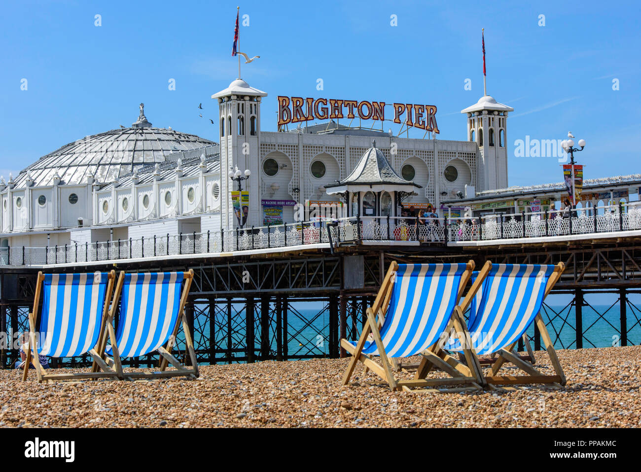 Vue de la plage de la célèbre structure victorienne Palace Pier de Brighton, Brighton, East Sussex, Angleterre, Royaume-Uni. Banque D'Images