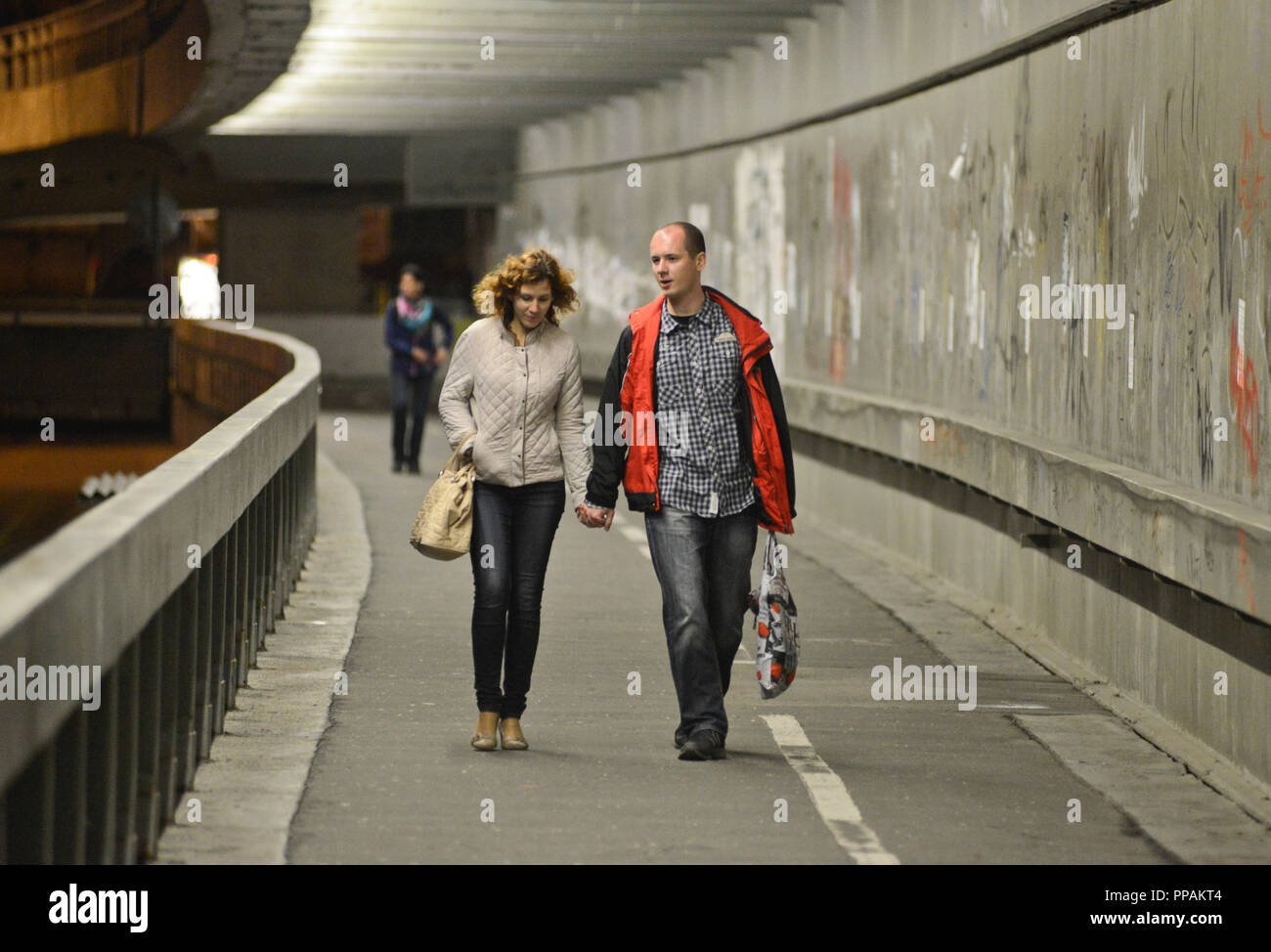 Un couple walking down the La plupart des SNP, Bratislava, Slovaquie Banque D'Images