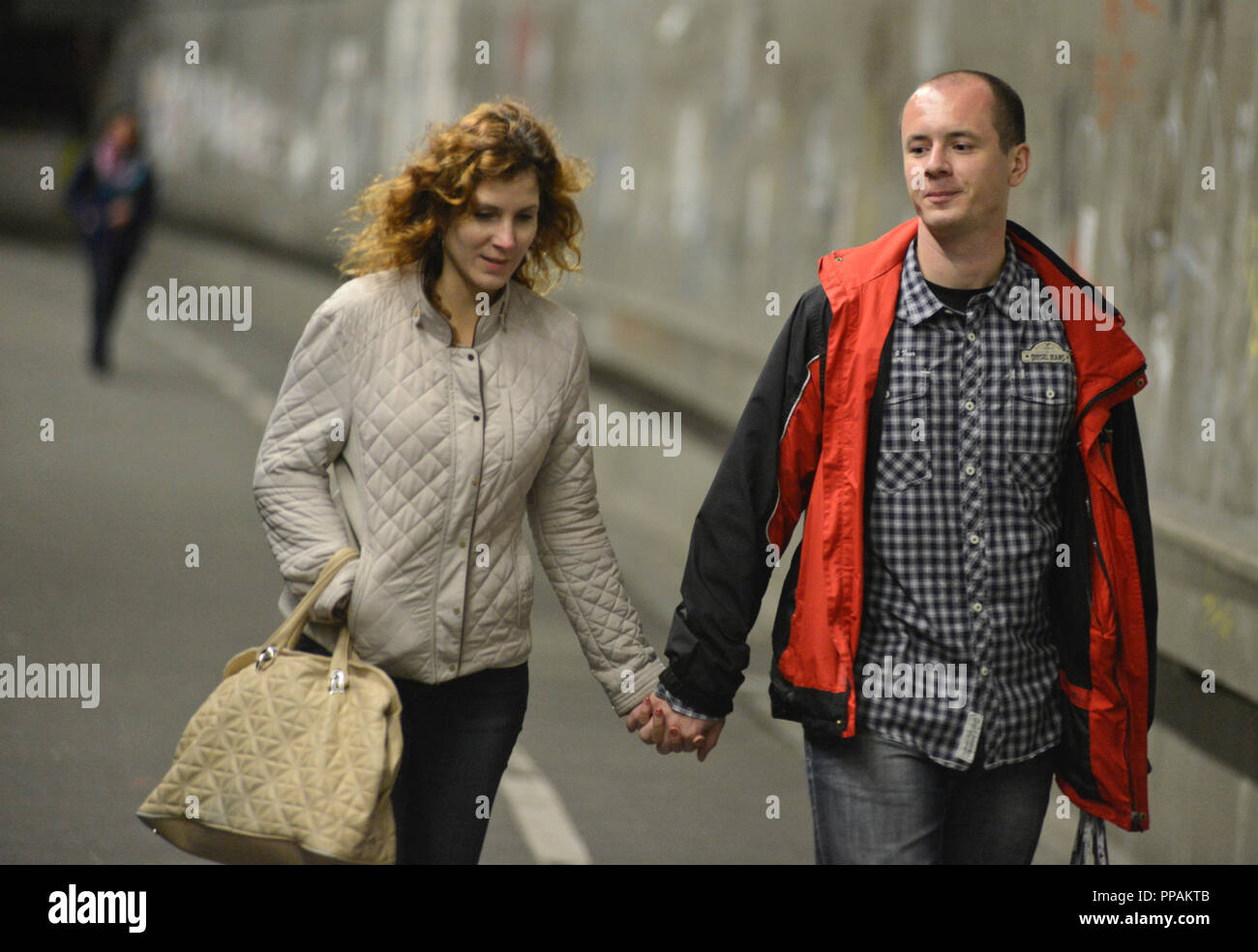Un couple walking down the La plupart des SNP, Bratislava, Slovaquie Banque D'Images