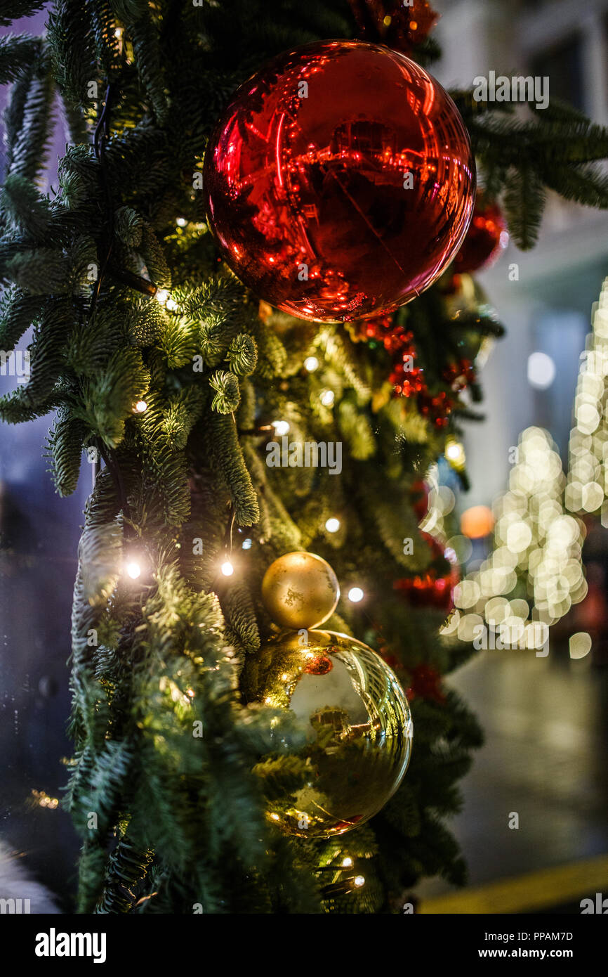 Photo de sapin décoré avec des boules rouges et or Banque D'Images