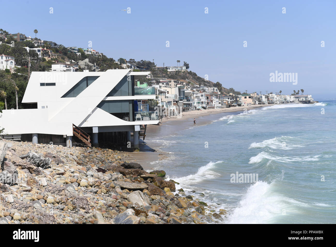 Dépassement de la plage maisons à Malibu, Californie Banque D'Images