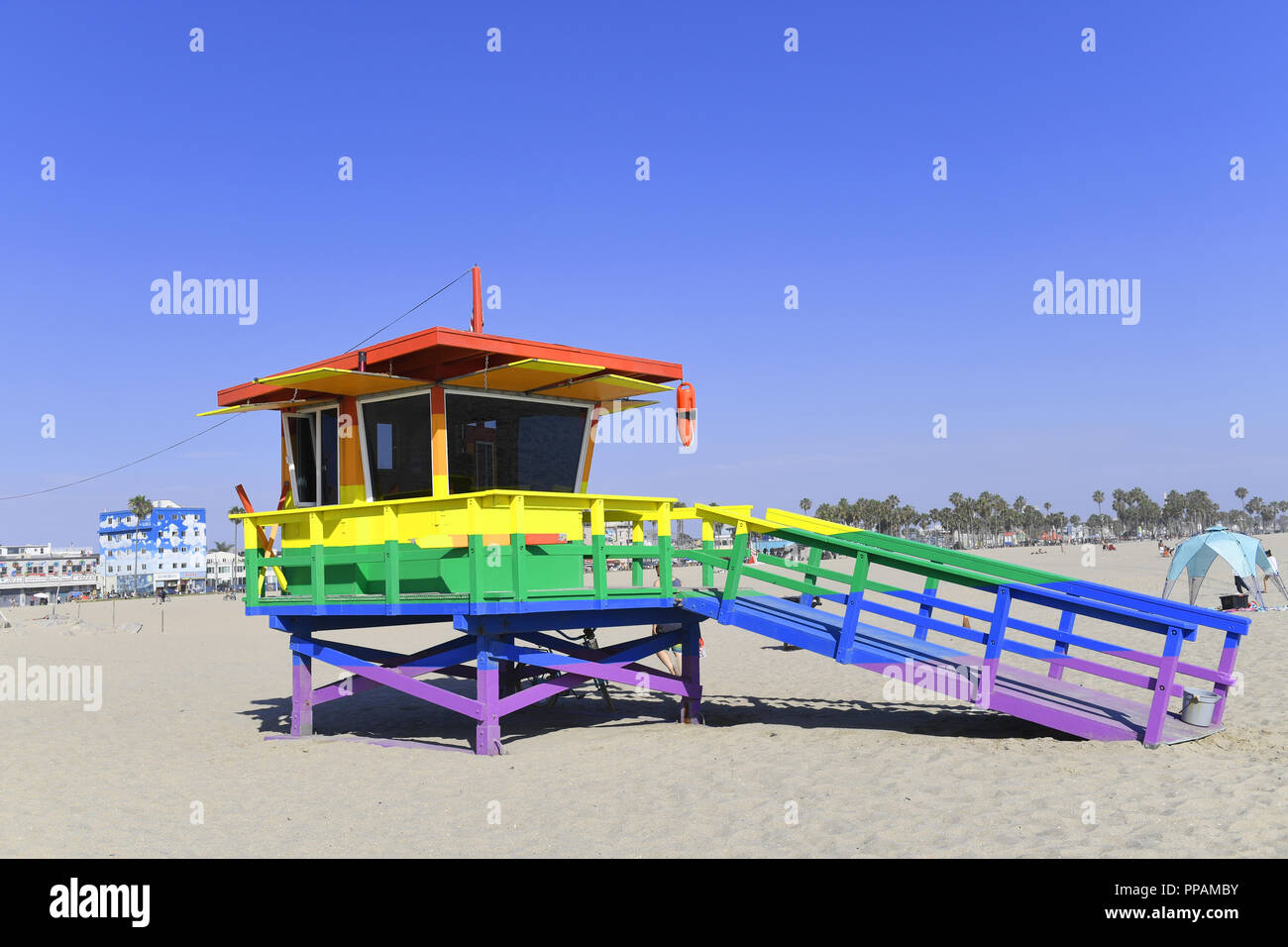 Cabane de plage peint en couleurs fierté sur Venice Beach, Los Angeles, Californie, USA Banque D'Images
