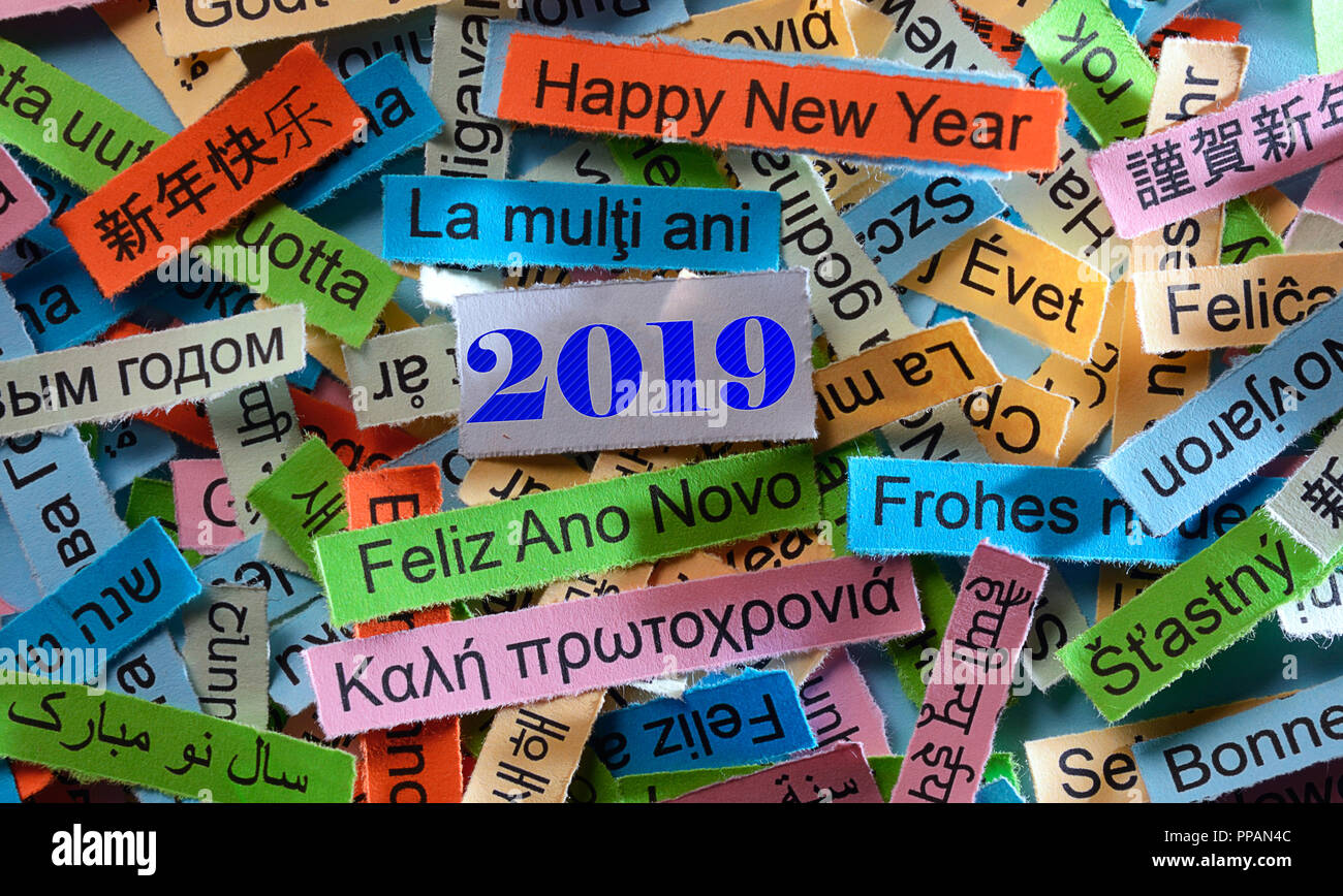 Bonne Année 2019 Nuage de mots imprimés sur du papier de couleur différentes langues Banque D'Images
