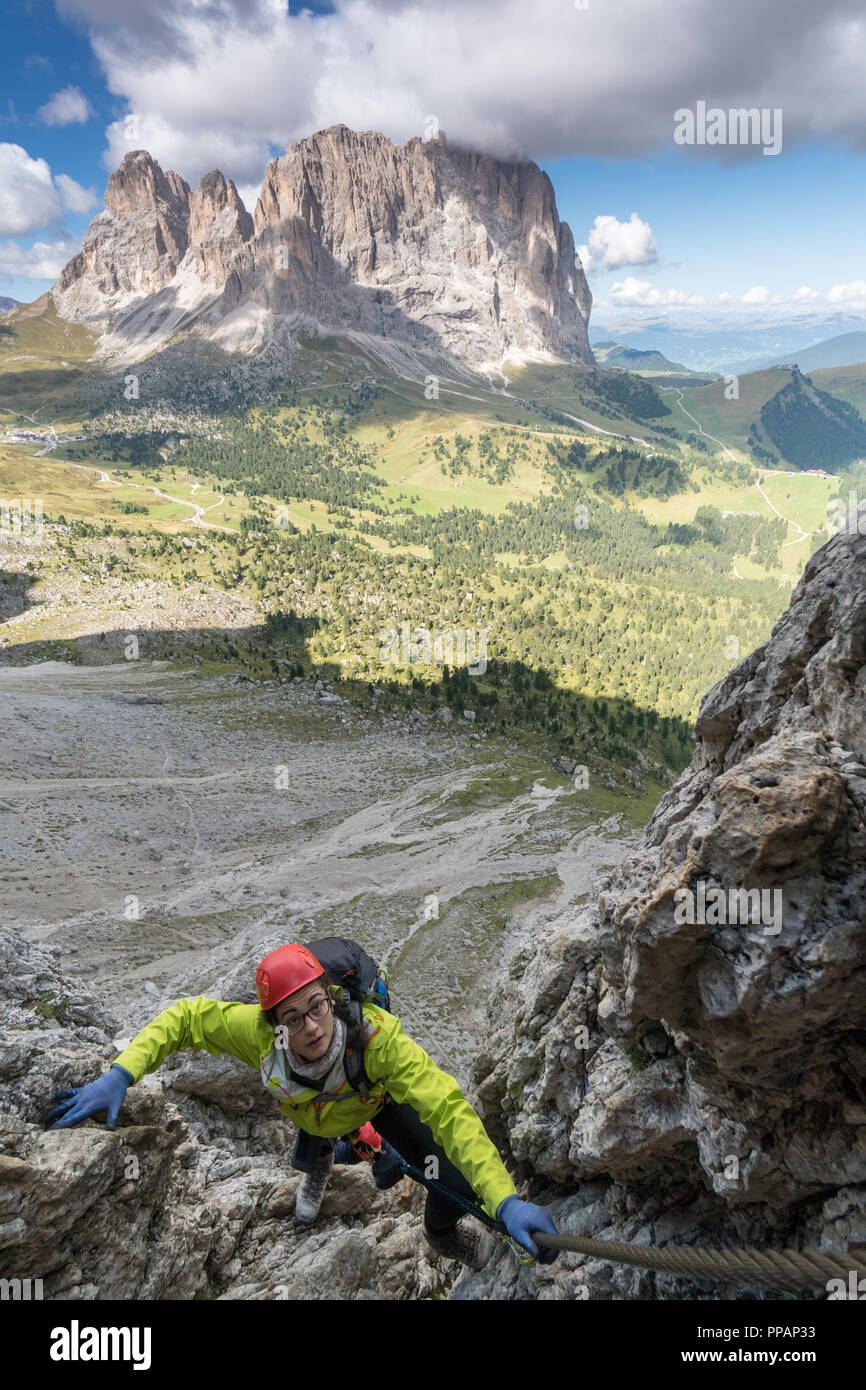 Les jeunes femmes attrayantes d'alpiniste dans les Dolomites de l'Italie avec une très belle vue Banque D'Images