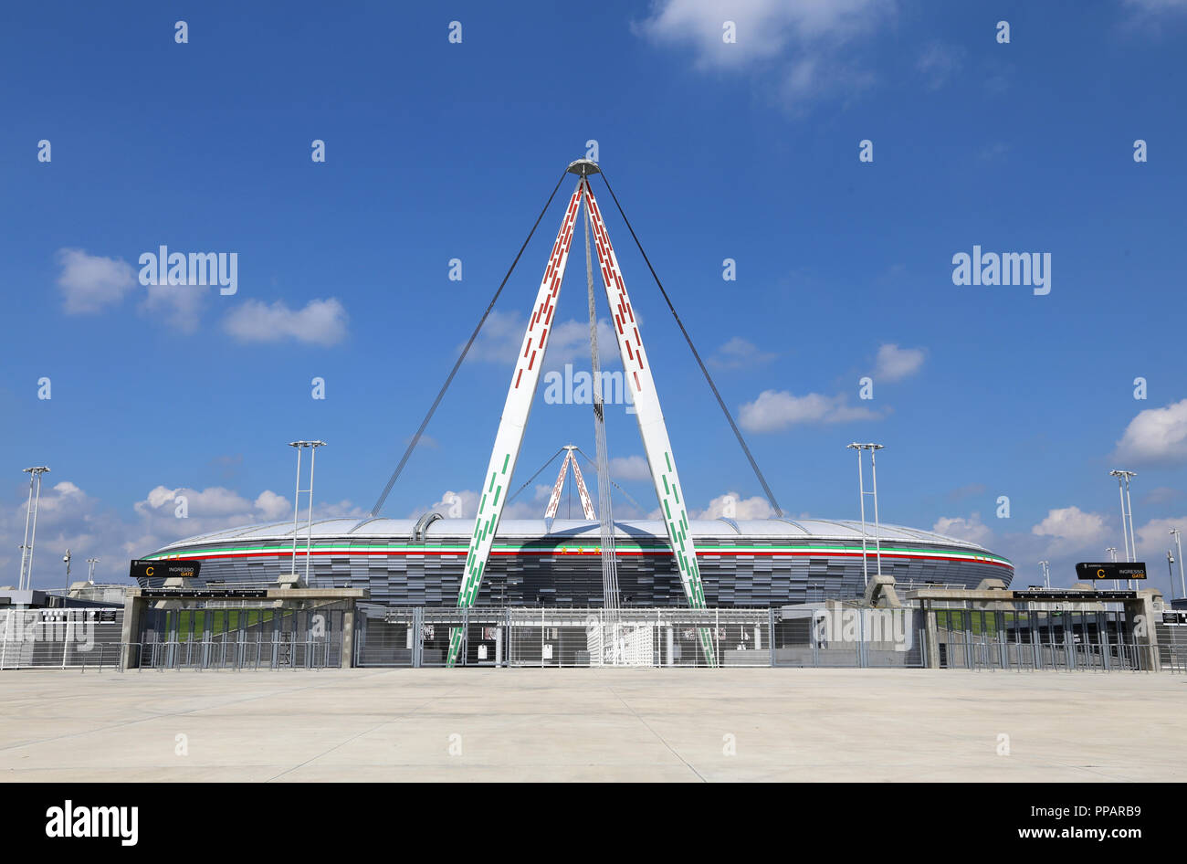 À Turin, Italie, - 27 août 2015 : large vue d'ensemble de l'énorme Juventus Stadium sans personne sur une journée ensoleillée Banque D'Images