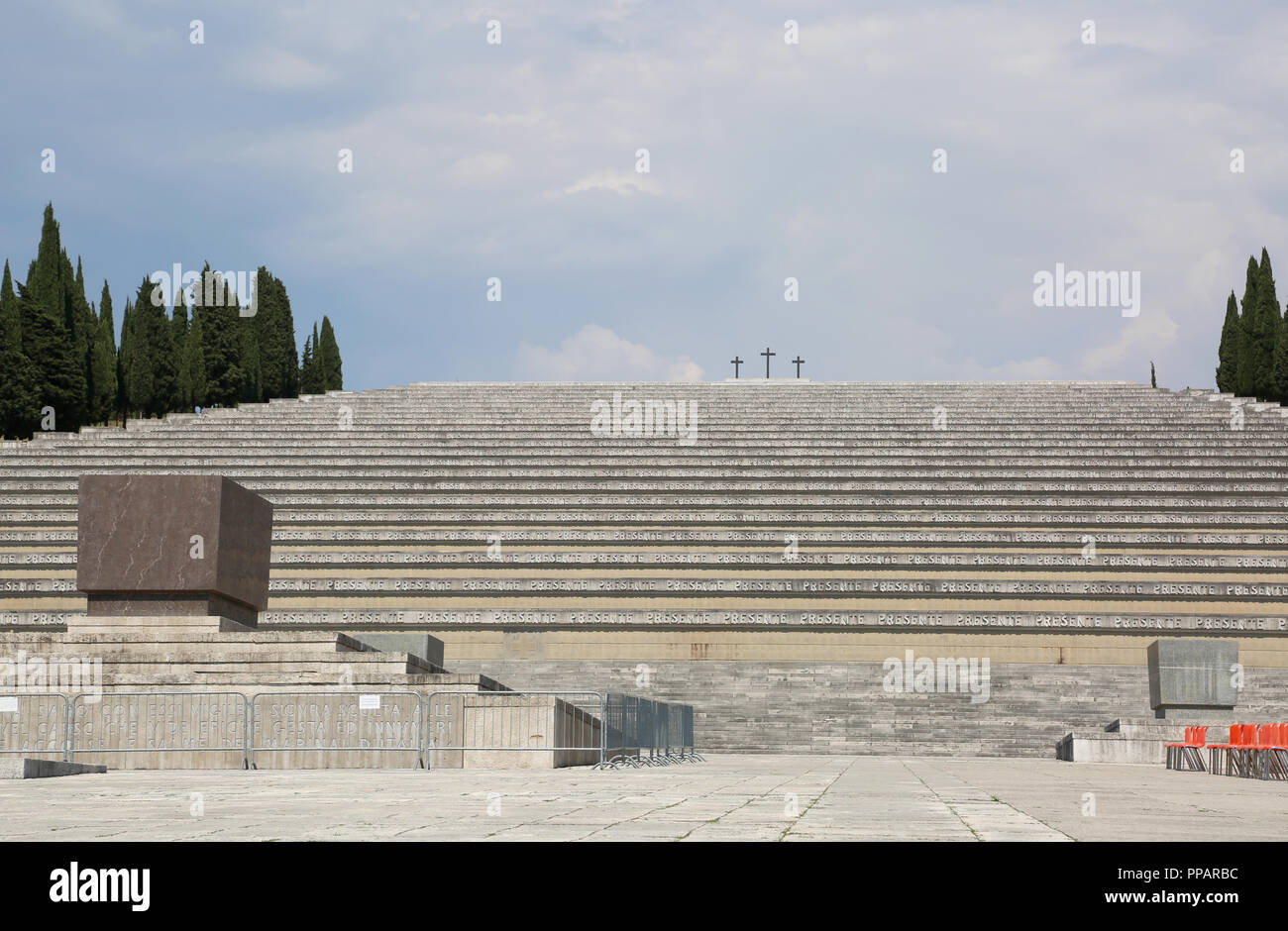 Redipuglia, rendez-vous, de l'Italie - le 3 juin 2017 : escalier de Redipuglia War Memorial est un Monument de la Première Guerre mondiale et trois grandes croix sur le dessus et un autel Banque D'Images