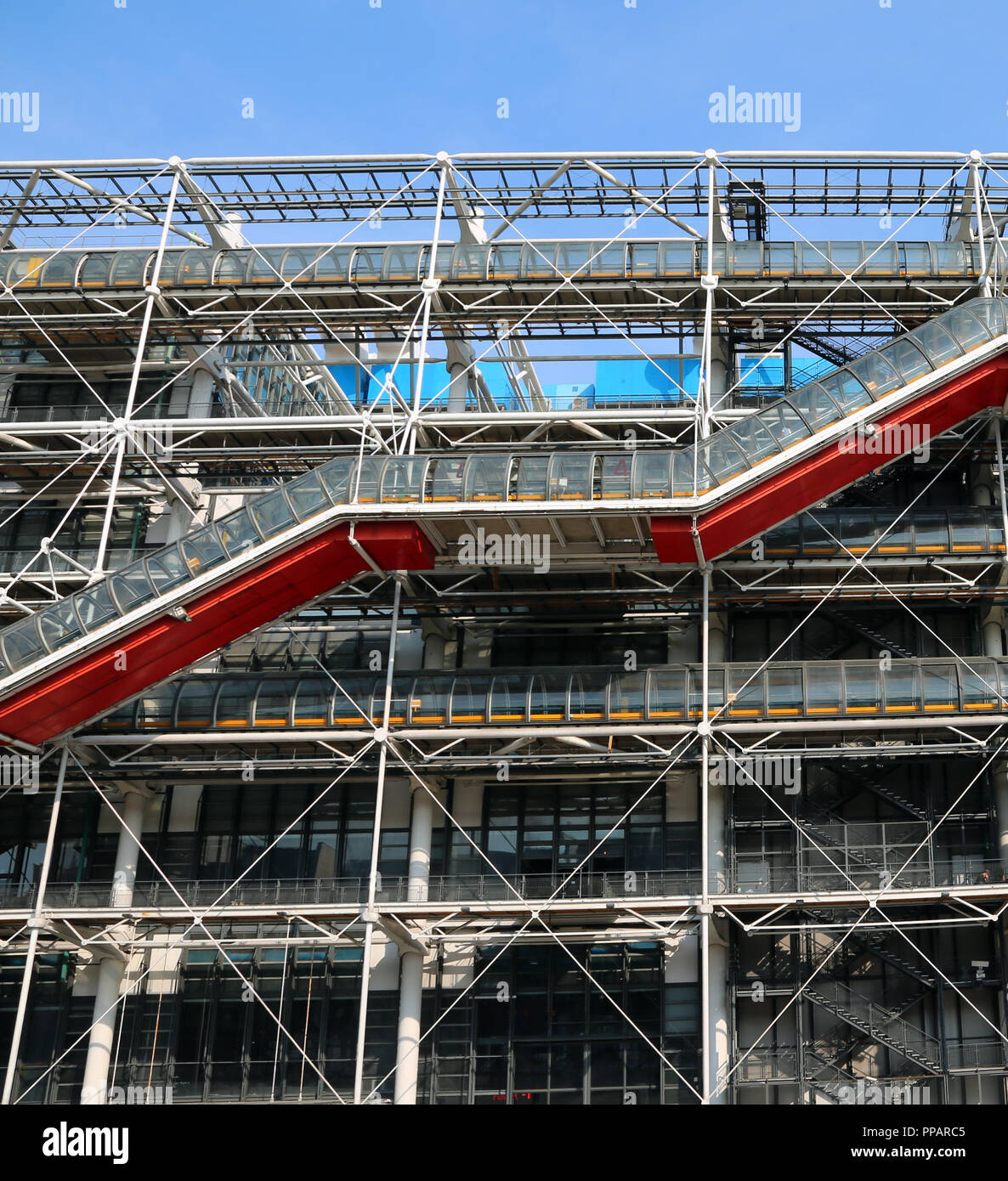 Détail de l'escalier du Centre Pompidou à Paris Banque D'Images