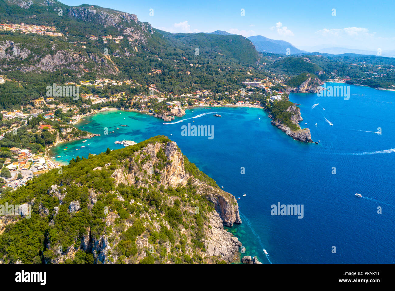Sur la baie de Paleokastritsa Corfou, Grèce, l'archipel Ionienne Banque D'Images