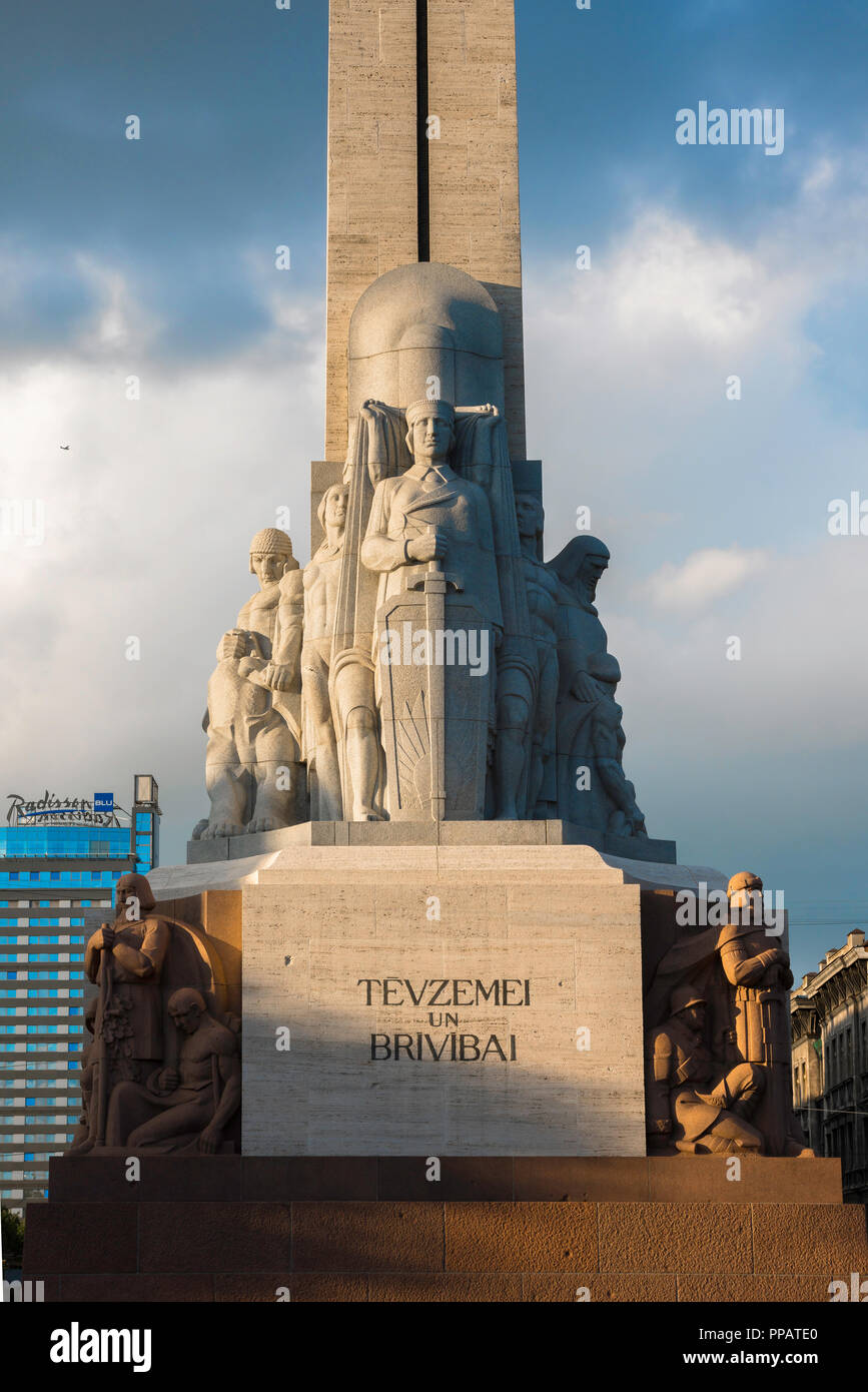Monument de la liberté à Riga, vue au coucher du soleil de la sculptures de granit et de frises situées à la base du monument de la liberté en centre-ville de Riga, Lettonie. Banque D'Images