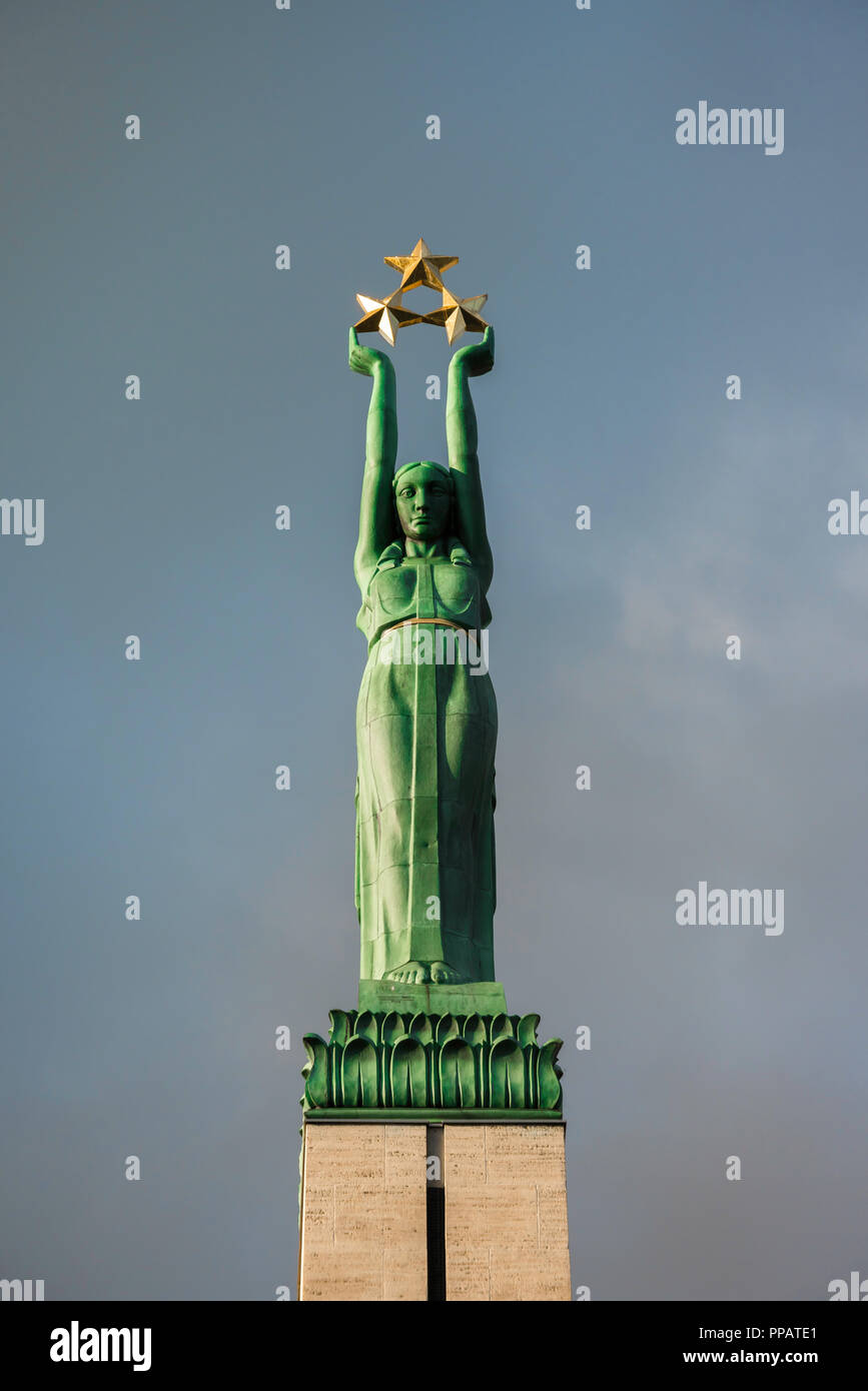 Monument de la liberté à Riga, vue de la statue de la liberté situé au sommet de la colonne s'élevant du Monument de la Liberté (1935) dans le centre de Riga, Lettonie. Banque D'Images