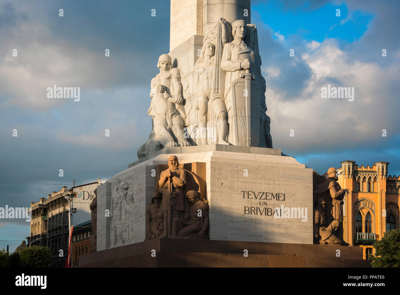Monument de la liberté à Riga, vue au coucher du soleil de la sculptures de granit et de frises situées à la base du monument de la liberté en centre-ville de Riga, Lettonie. Banque D'Images