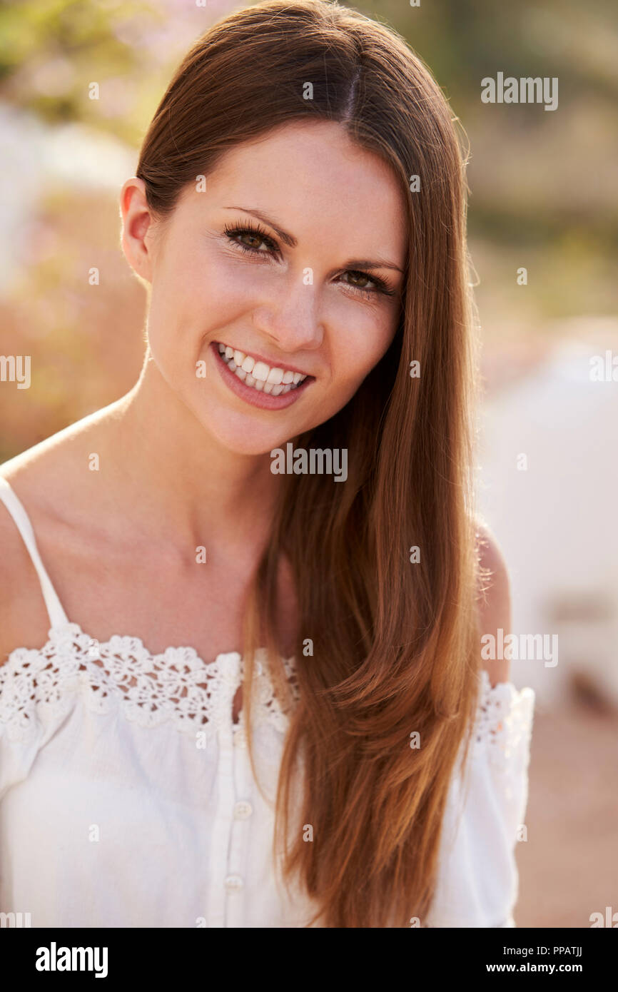 Portrait d'une jeune femme en vacances Banque D'Images