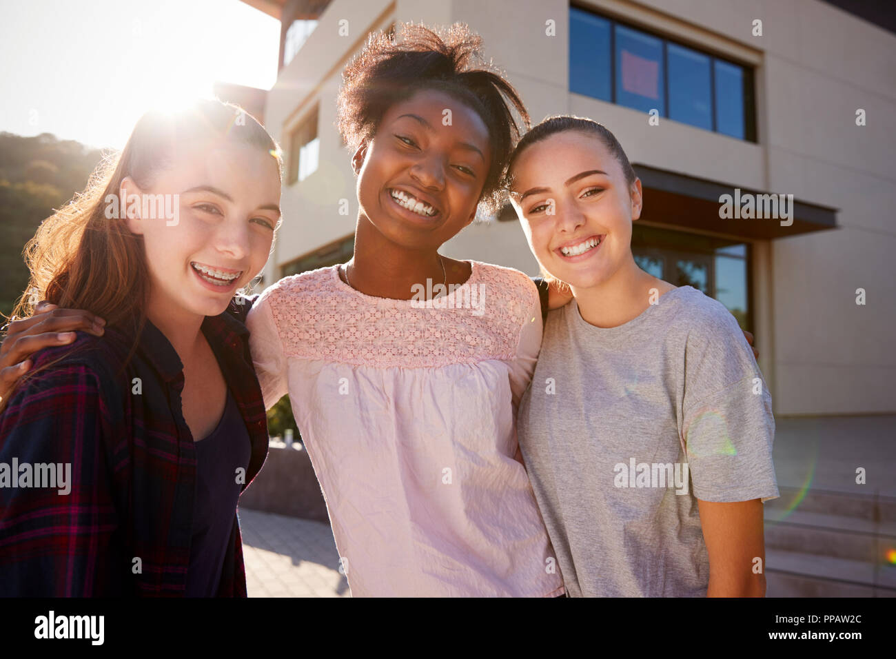 Portrait of Female High School Student Amis à l'extérieur de bâtiments universitaires Banque D'Images