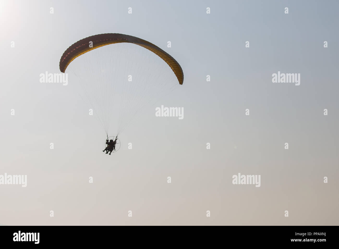 Vol en parapente à Izmir, Turquie sky Banque D'Images