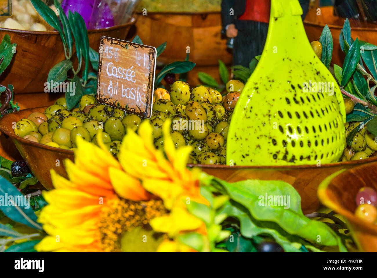 Olives aux herbes de Provence avec le tournesol et d'olive branch décoration, présentation de produits régionaux à Riez, France, marché Banque D'Images