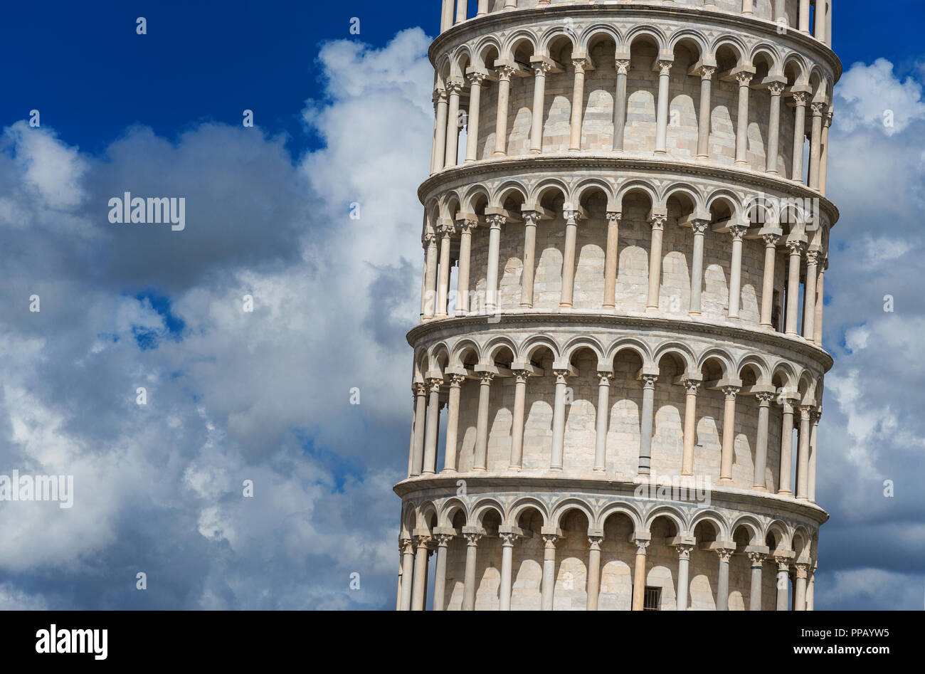 La célèbre Tour Penchée de Pise parmi de beaux nuages Banque D'Images