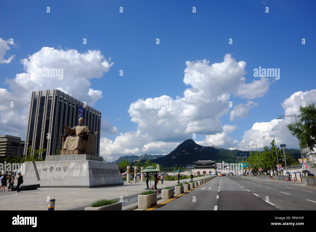 Statue du Roi Sejong, montagne, Gwang hwa palais traditionnel à Séoul, Corée du Sud Banque D'Images