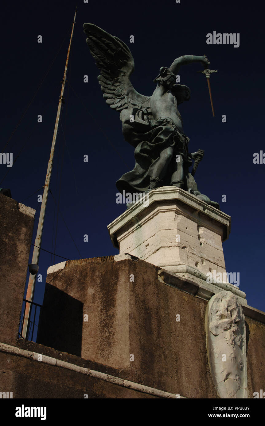 L'Italie. Rome. L'Archange Michael. Statue sur le haut de Castel Sant'Angelo par Peter Anton von Verschaffelt (1710-1793). Le bronze. Banque D'Images