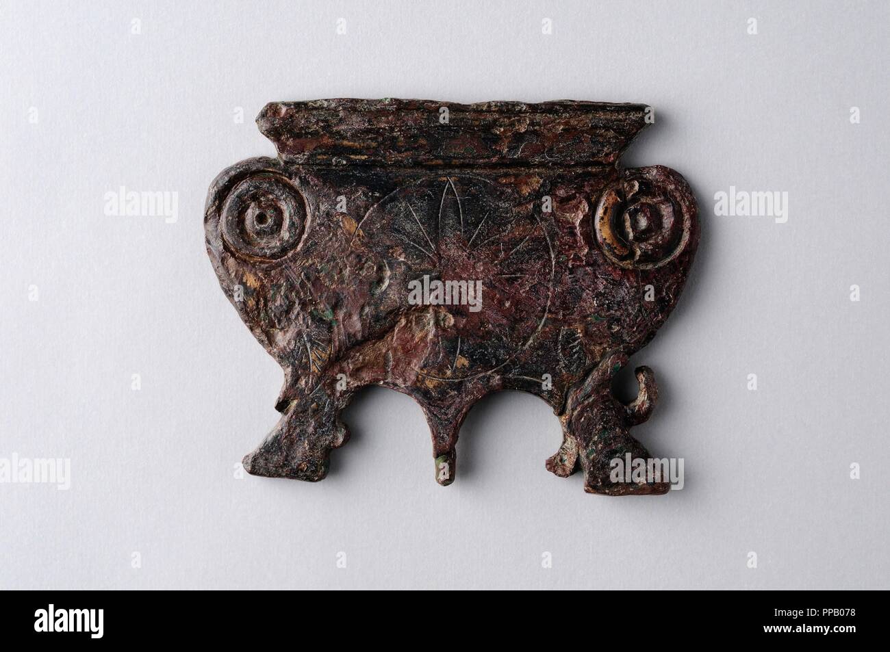 Boucle de ceinture ou broche en bronze avec décor incisé, géométrique et  végétale et contour travaillé. Longueur 5 cm Hauteur 4 cm épaisseur 0,3 cm  ( 1er- 4ème )- période romaine, à
