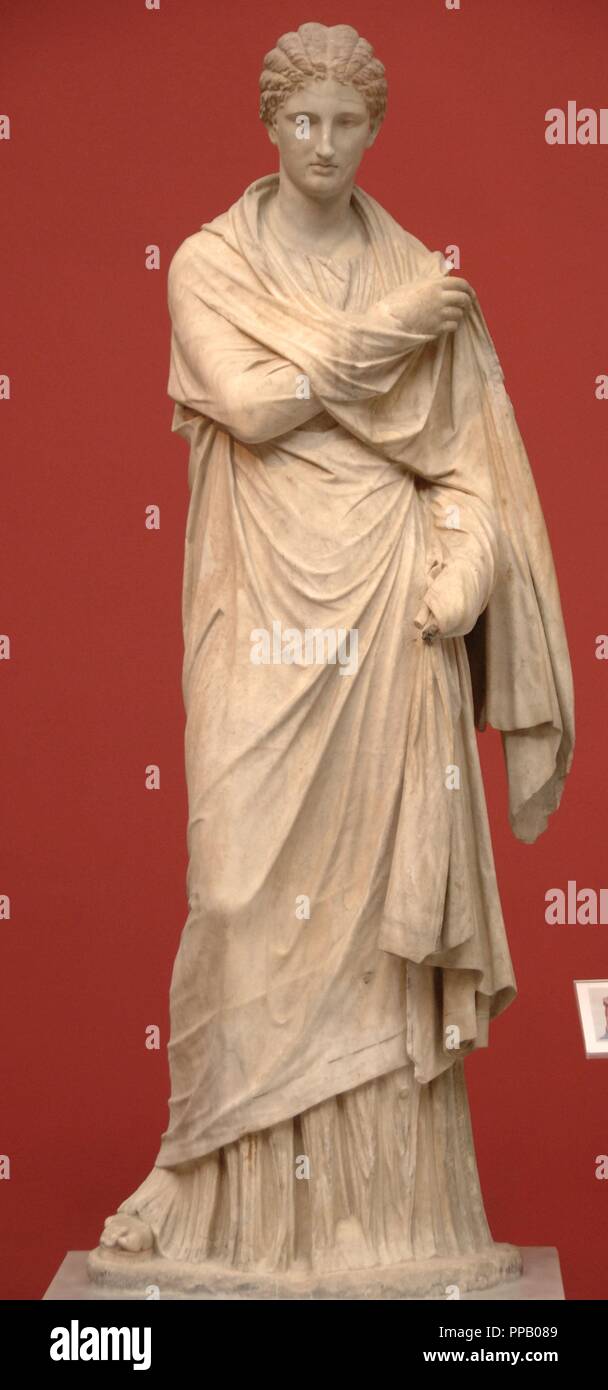 L'art grec en Grèce. Statue funéraire d'une femme sculpté en marbre. Trouvé dans la Délos. Copie de 2ème siècle BCE à partir d'un original daté en 300 BCE. Musée Archéologique National. Athènes. Banque D'Images