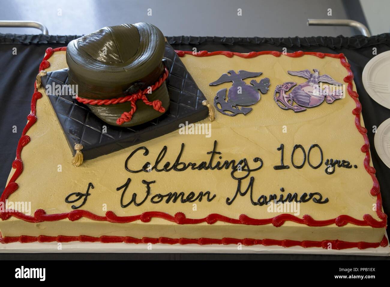 Ce Gateau A Ete Distribue Apres La Femmes Marines 100e Anniversaire Ceremonie Au Pantheon Des Heros Marine Corps Air Station Camp Pendleton En Californie Le 13 Aout 18 En 1918 Plus De