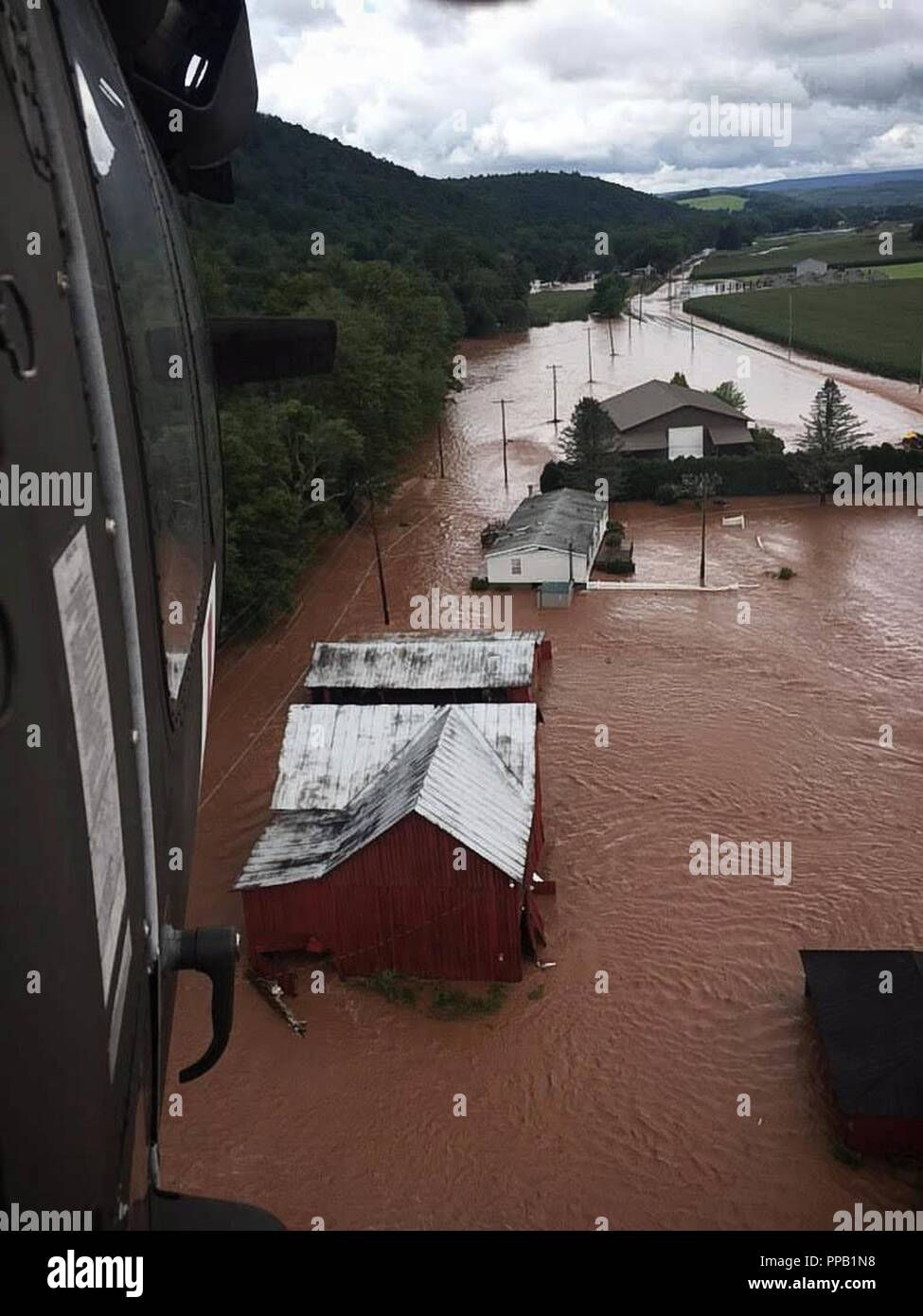 Un UH-60 Black Hawk, exploité par des soldats avec la 28e Brigade d'aviation de combat expéditionnaire, mouches par un quartier inondé près de Benton, Arkansas tout en menant des opérations de secours, le 13 août 2018. Banque D'Images