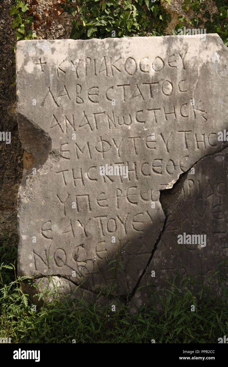 L'art grec dalle avec inscription à l'atelier de Phidias ruines, construit en 430 avant J.-C. à house la statue de Zeus. Au cinquième siècle, Théodose II tourné l'immeuble en un début de l'église chrétienne. Olympia. La Grèce. Banque D'Images