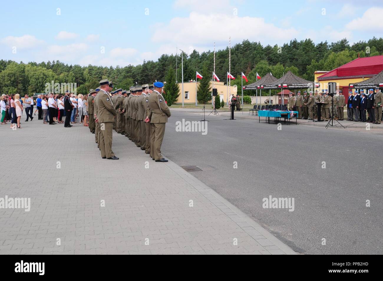 Une commande pour l'équipe 2e Bataillon, 8e régiment de cavalerie, 1st Armored Brigade Combat Team, 1re Division de cavalerie polonaise, soldats et civils, se sont réunis pour une cérémonie en l'honneur des soldats polonais en service actif, les anciens combattants et le défunt, à Kielce, Pologne, zone d'entraînement, le 14 août 2018. Les soldats du 1er ABCT sont déployés à travers l'Europe en faveur de la résolution de l'Atlantique, une démonstration à ses alliés de l'OTAN et le monde de l'engagement continu à la paix, la sécurité et la stabilité en Europe. Banque D'Images