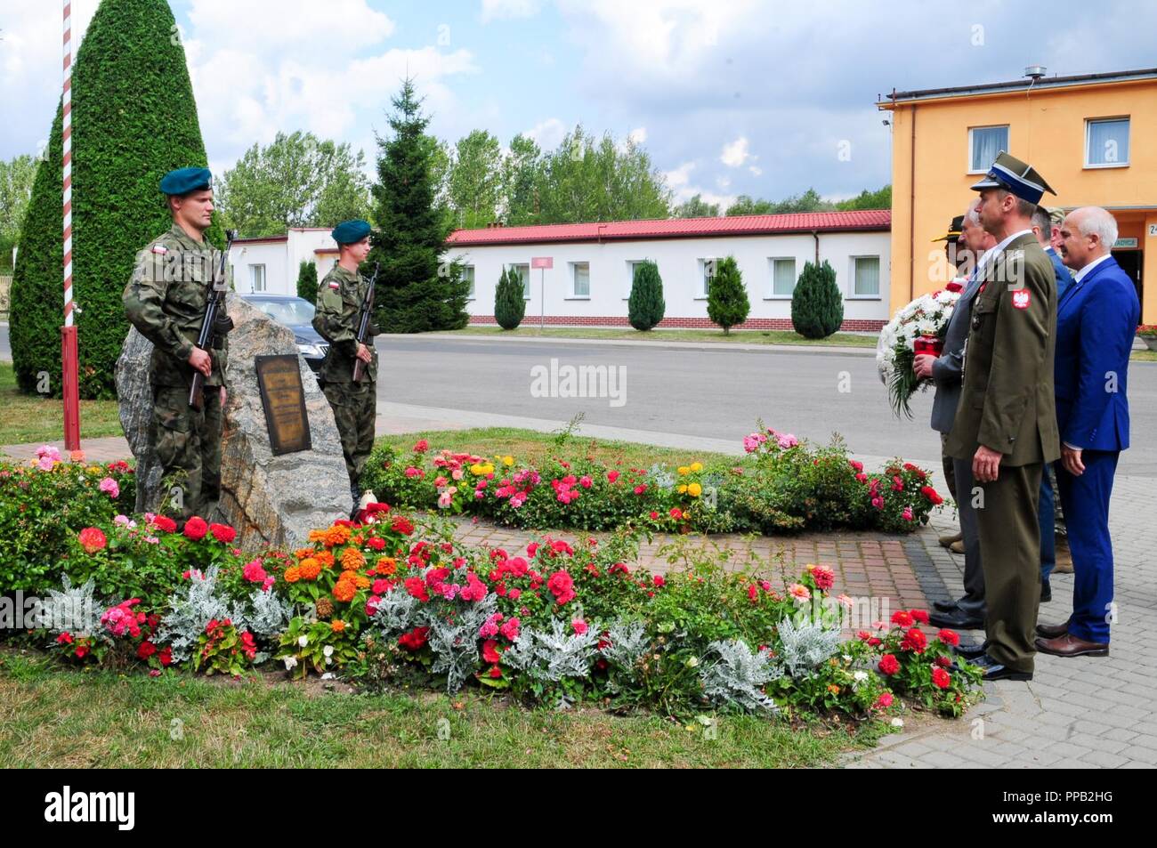 Le Sgt commande. Le Major Tony Reese, le dos, le haut conseiller enrôlés affectés à 2e Bataillon, 8e régiment de cavalerie, 1st Armored Brigade Combat Team, 1re Division de cavalerie, prend part à une cérémonie en l'honneur des soldats polonais tombés au cours de la Journée des Forces armées de la Pologne à Kielce, Pologne, zone d'entraînement, le 14 août 2018. Les soldats du 1er ABCT sont déployés à travers l'Europe en faveur de la résolution de l'Atlantique, une démonstration à ses alliés de l'OTAN et le monde de l'engagement continu à la paix, la sécurité et la stabilité en Europe. Banque D'Images