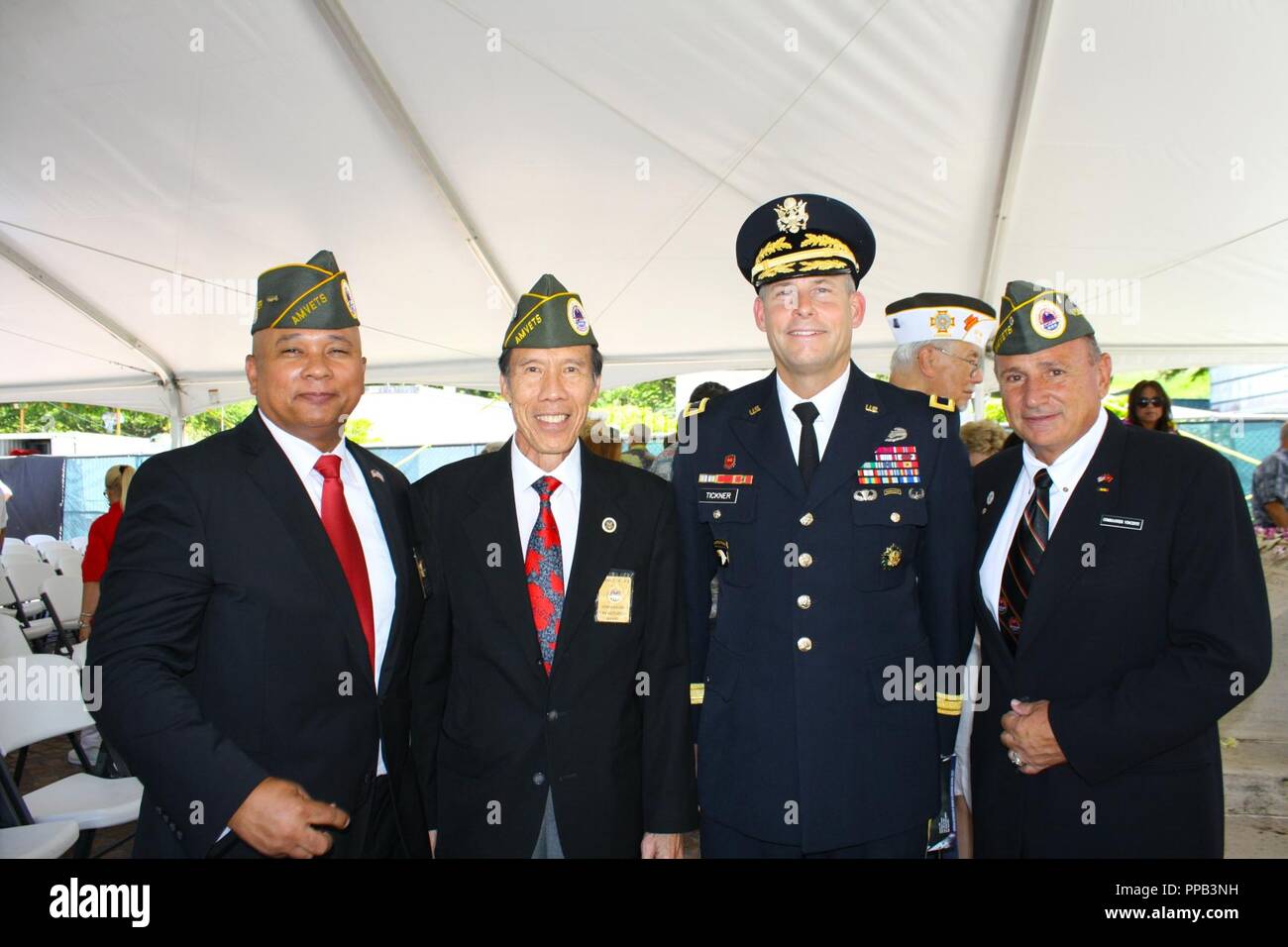 HONOLULU, Hawaï (Août 15, 2018) - Le Général commandant la division de l'océan Pacifique (POD), U.S. Army Corps of Engineers (USACE), Brig. Le général Thomas Tickner (centre-droit), a contribué à l'honneur les forces américaines et alliées, au cours d'une pierre commémorative dévouement aujourd'hui, qui sont faits prisonniers de guerre (PG), à la suite de la première bataille américaine de la Seconde Guerre mondiale, la bataille de Bataan et de Corregidor, aux Philippines. Après la cérémonie, Tickner a posé pour une photo avec les anciens combattants. Photo : Carl Vincent (à droite), American Renaissance Academy vice-président exécutif, développement des affaires, ainsi qu'avec Rona Banque D'Images