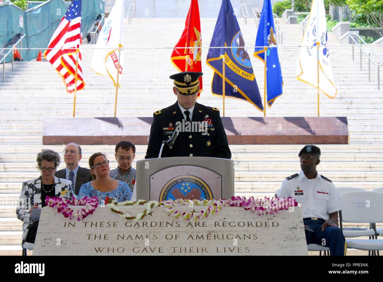 HONOLULU, Hawaï (Août 15, 2018) - Le Général commandant la division de l'océan Pacifique (POD), U.S. Army Corps of Engineers (USACE), Brig. Le général Thomas Tickner, contribué à l'honneur les forces américaines et alliées, au cours d'une pierre commémorative dévouement aujourd'hui, qui sont faits prisonniers de guerre (PG), à la suite de la première bataille américaine de la Seconde Guerre mondiale, la bataille de Bataan et de Corregidor, aux Philippines. En tant qu'invité le président pendant l'événement, qui a eu lieu au National Memorial Cemetery of the Pacific, également connu sous le nom de Punchbowl, Tickner a parlé de l'ultime sacrifice donné en défense de la liberté. Banque D'Images