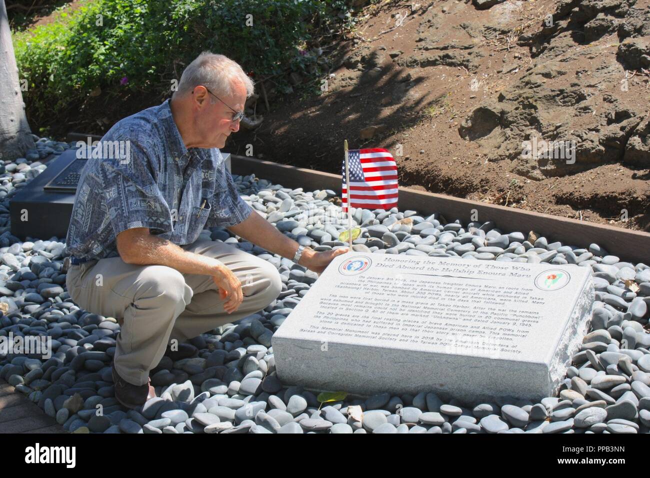 HONOLULU, Hawaï (Août 15, 2018) - Division de l'océan Pacifique (POD), U.S. Army Corps of Engineers (USACE), Chef de Cabinet, Jim Proctor, visite le nouveau mémorial dédié à la pierre du Cimetière commémoratif national du Pacifique, également connu sous le nom de Punchbowl, honorant les forces américaines et alliées qui sont faits prisonniers de guerre (PG) à la suite de la première bataille de la Seconde Guerre mondiale, la bataille de Bataan et de Corregidor, aux Philippines. Banque D'Images