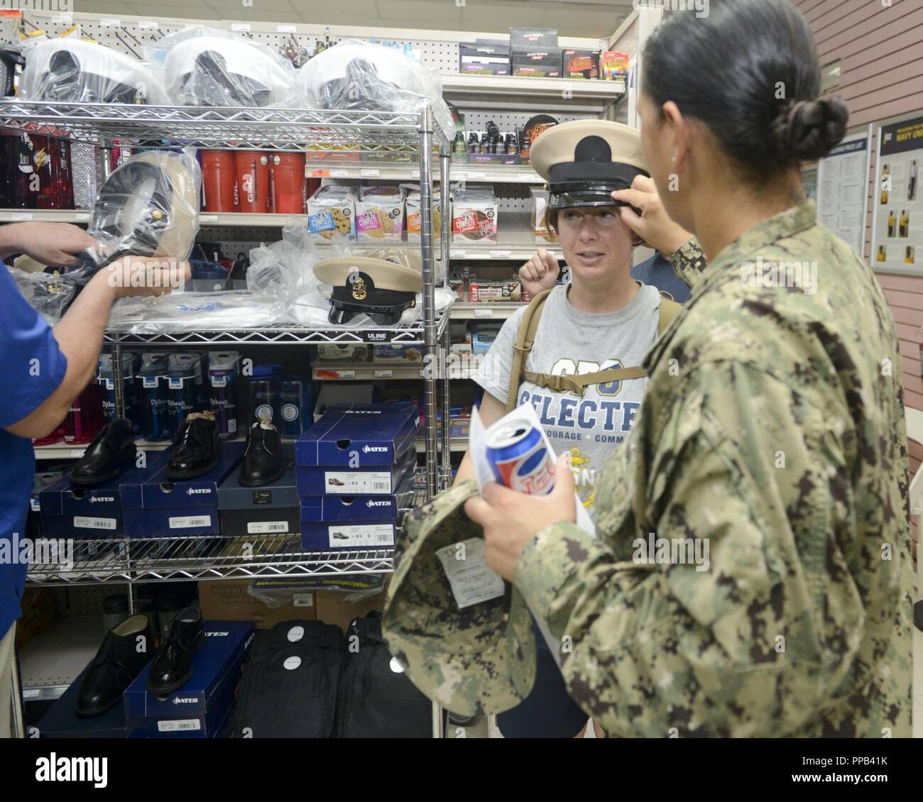 Djibouti - CAMP LEMONNIER, maîtres de 1re classe sélectionnée pour le premier maître de sont équipés pour leur nouveau uniformes kaki à l'échange de la Marine sur la base au cours de CPO 365 Phase II, le 14 août 2018. CPO 365 Phase II, également connu sous le nom de la saison, se termine par une cérémonie de l'épinglage en septembre. Banque D'Images