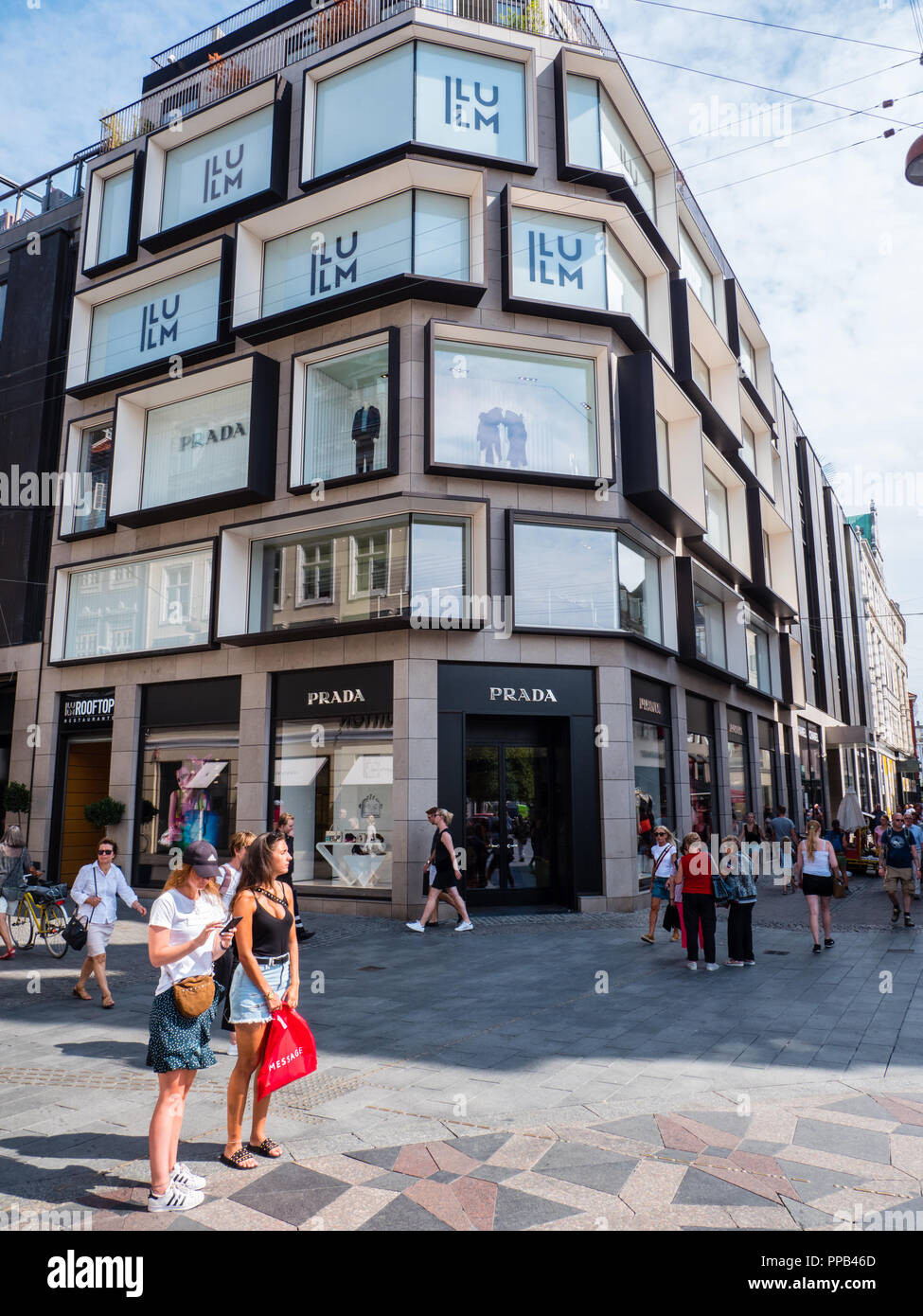 Les gens de l'extérieur, Illum Department Store, Copenhague, Danemark, Europe. Banque D'Images