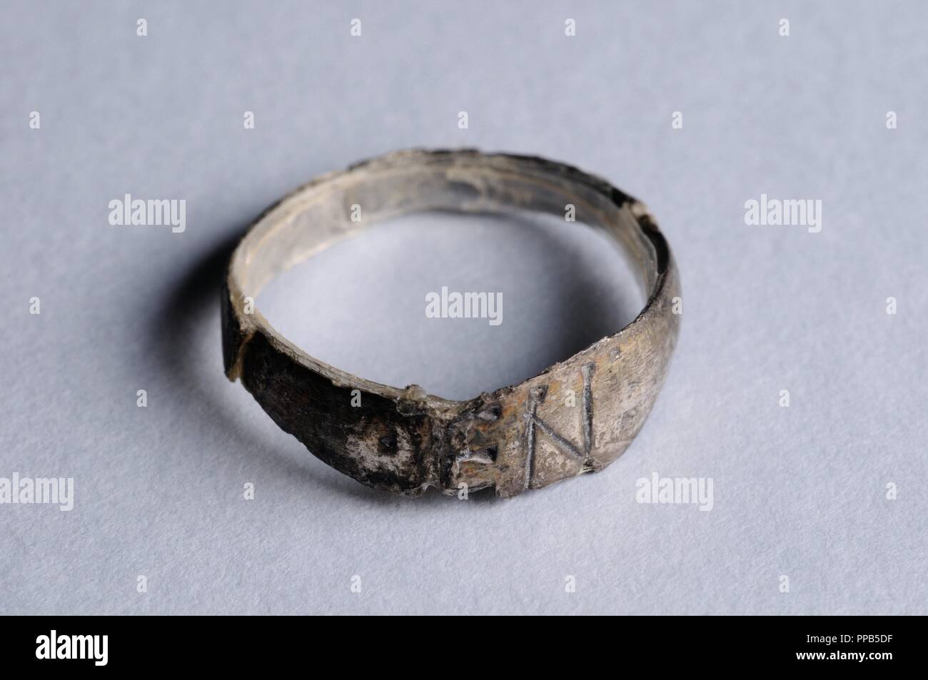 Bague en bronze avec des inscriptions en. Diamètre 2 cm largeur 0, 6 cm (  1er - 4 e ) - période romaine, à partir de la ' Villa del Val' -