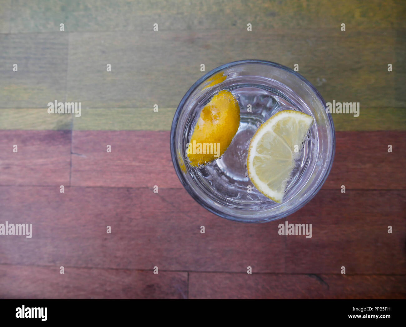 L'eau pétillante au citron sur fond de bois Banque D'Images
