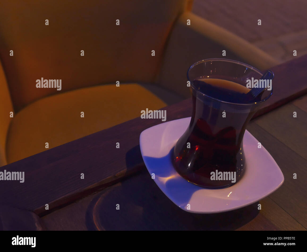 Une tasse de thé turc sur la table de nuit Banque D'Images