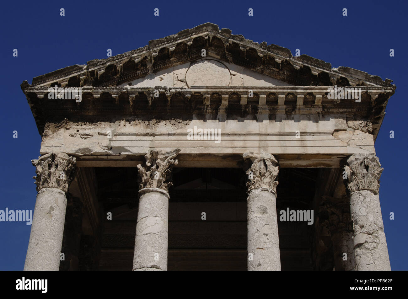 L'ART ROMAN. La Croatie. Temple d'Auguste, dédié à la déesse Roma et l'empereur Auguste. Il a été construit entre l'an 2 avant J.-C. et 14 après J.-C. Après avoir été complètement détruit pendant la Seconde Guerre mondiale, a été reconstruite entre 1945 et 1947. PULA. Péninsule istrienne. Banque D'Images