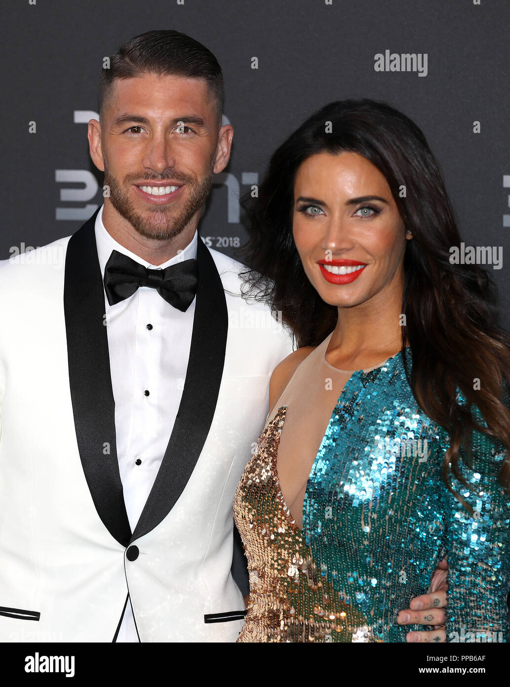 Sergio Ramos et Pilar Rubio arrivent pour le Meilleur Prix FIFA Football 2018 au Royal Festival Hall, Londres. Banque D'Images